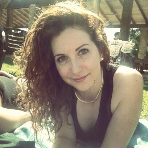 Inciampo su tutto. E ogni tanto, quando sono fortunata, inciampo anche sulle vite degli altri. Studentessa di Comunicazione e Grafica Pubblicitaria.