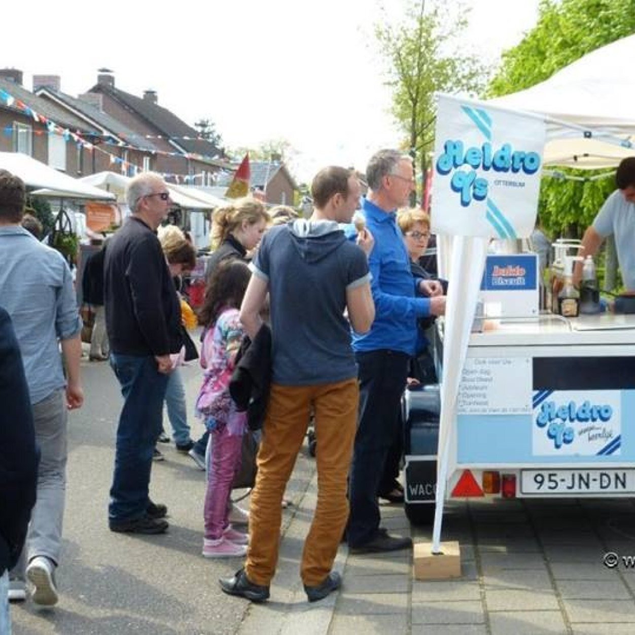 MobiYsco John de Vlam is een mobiele ijscokar die heldro ijs verkoopt. Wilt u deze inhuren neem dan contact op met John de Vlam op tel nr: 0613811883