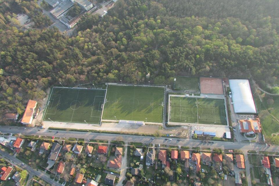 A Sportcentrum fedett műfüves pályája 2009 júniusától várja látogatót.
A sportcentrum önkormányzati beruházás segítségével valósult meg.