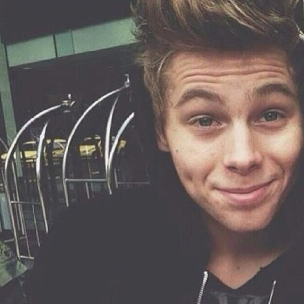 I just gave you a free follow so please follow -- @NarryOffcl