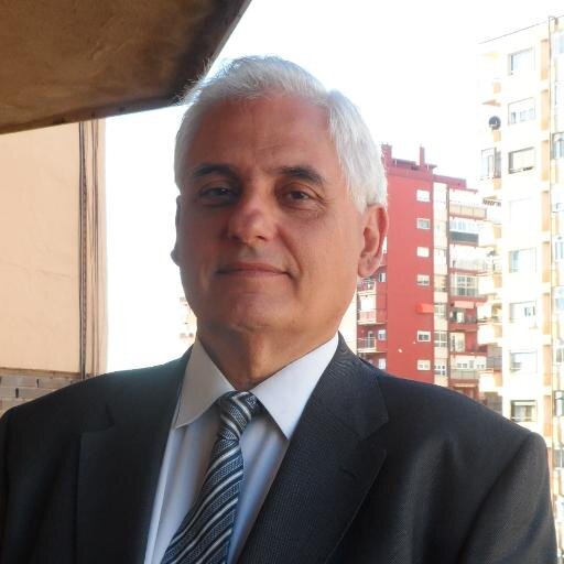 Enfermo de curiosidad, amante de epigramas y aforismos. Razonablemente feliz.