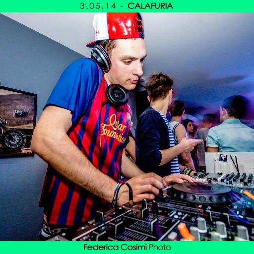 SimoneMaurri's profile picture. l'EDM lo caratterizza, ma è anche in grado di spaziare dalla House alla Commerciale, adattandosi nel migliore dei modi al pubblico davanti al quale si esibisce.