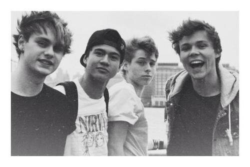 I GAVE U A FREE FOLLOW PLS FOLLOW @bubblecumcalum LOVEYOU XX she'll follow u back if u ask her xx