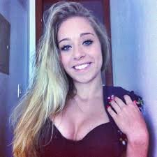 Adoro sair pra Dançar comer pizza com as migas e tudo mas sou belieber amo o jb e isso