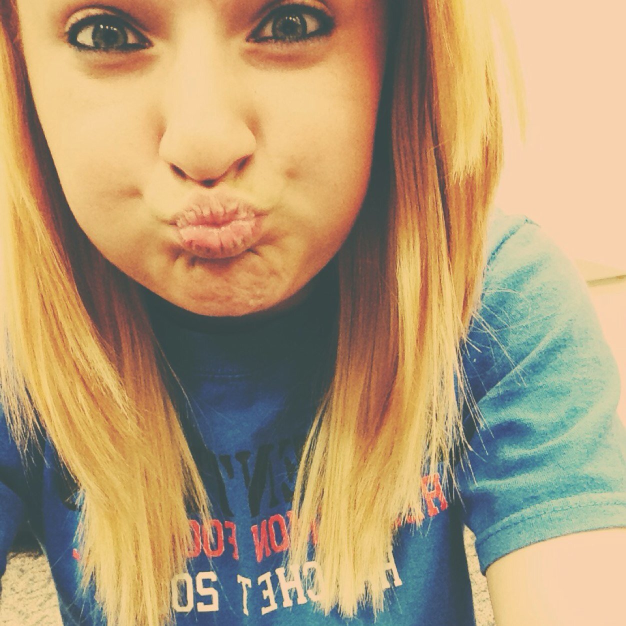 Heyyy everyonee its MAKAYLA ;D i love hangingg out with my friends :p i like to just chill:) if you want to get to knoww me thennn , FOLLOW ME :)