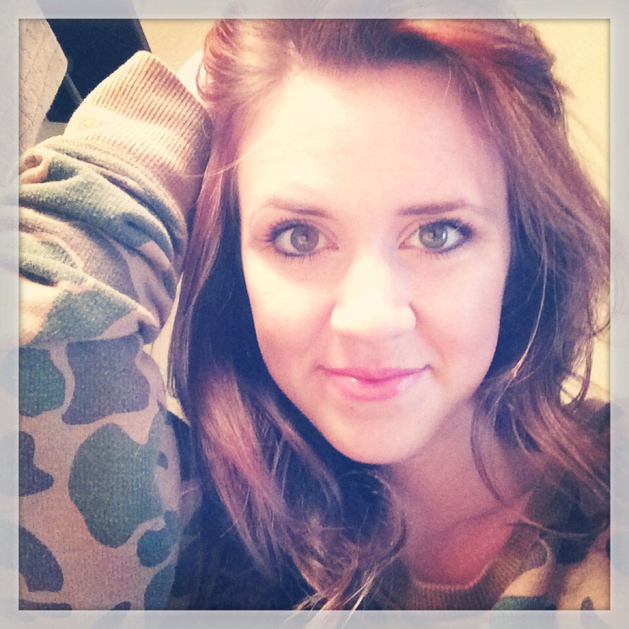Mommy, Non stop singer, dabble in song writing and guitar, wannabe cook, soon to be student :)