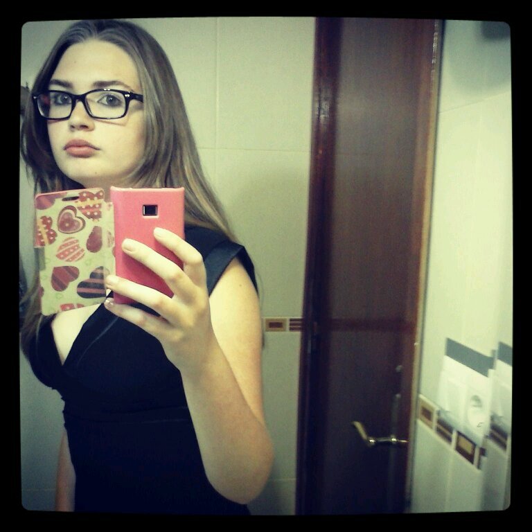 Desde un 98 en este mundo.Una chica dulce y loca pero,que tiene las cosas claras en esta vida.