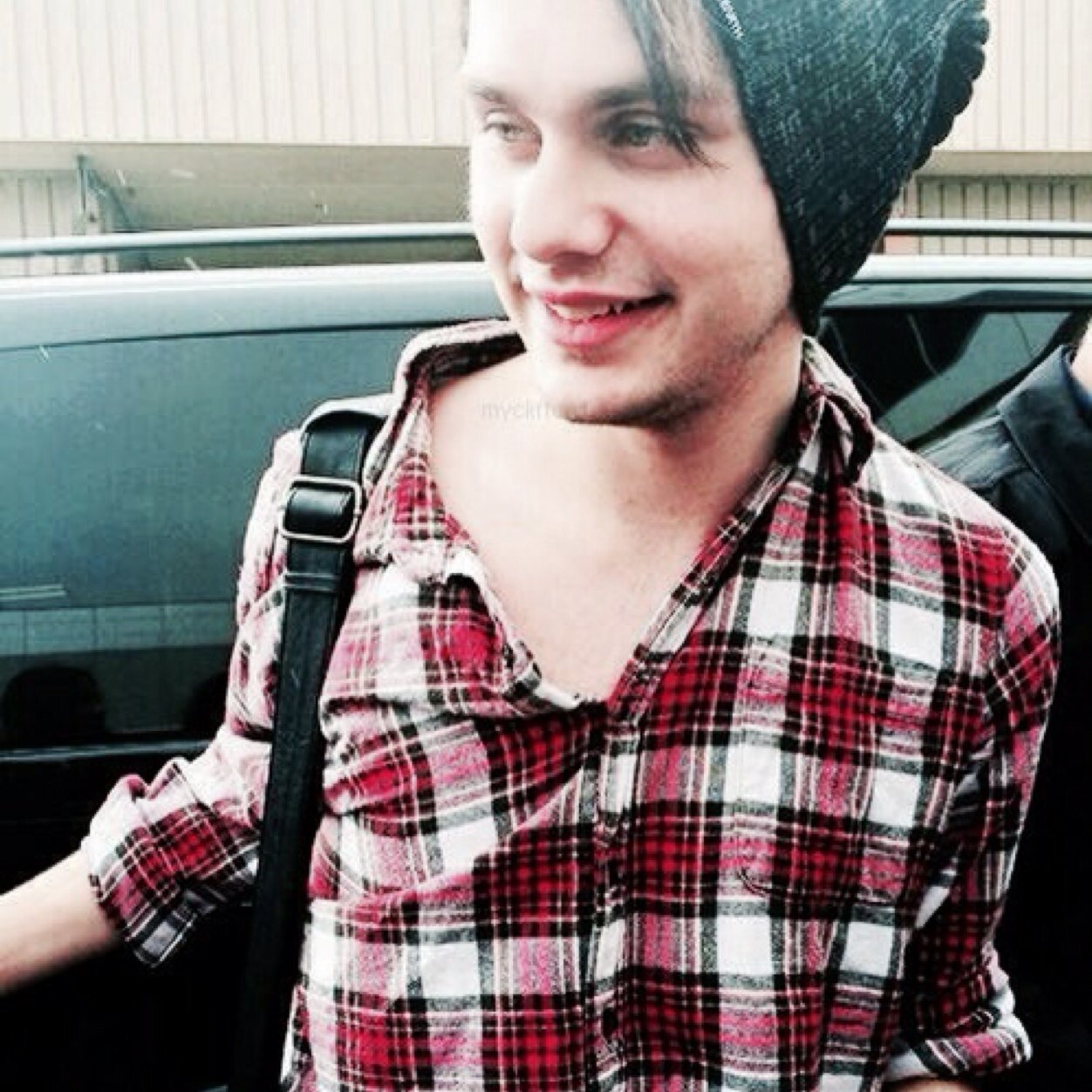 free follow from @JESSlCA5SOS so please follow her back ☺️
