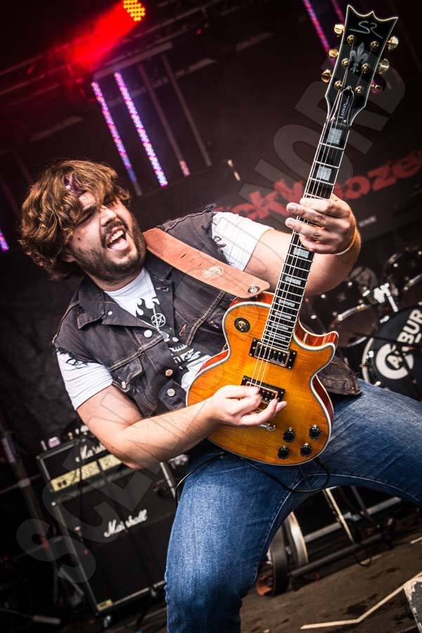 Guitariste du groupe de Heavy Rock Ricky Dozen.