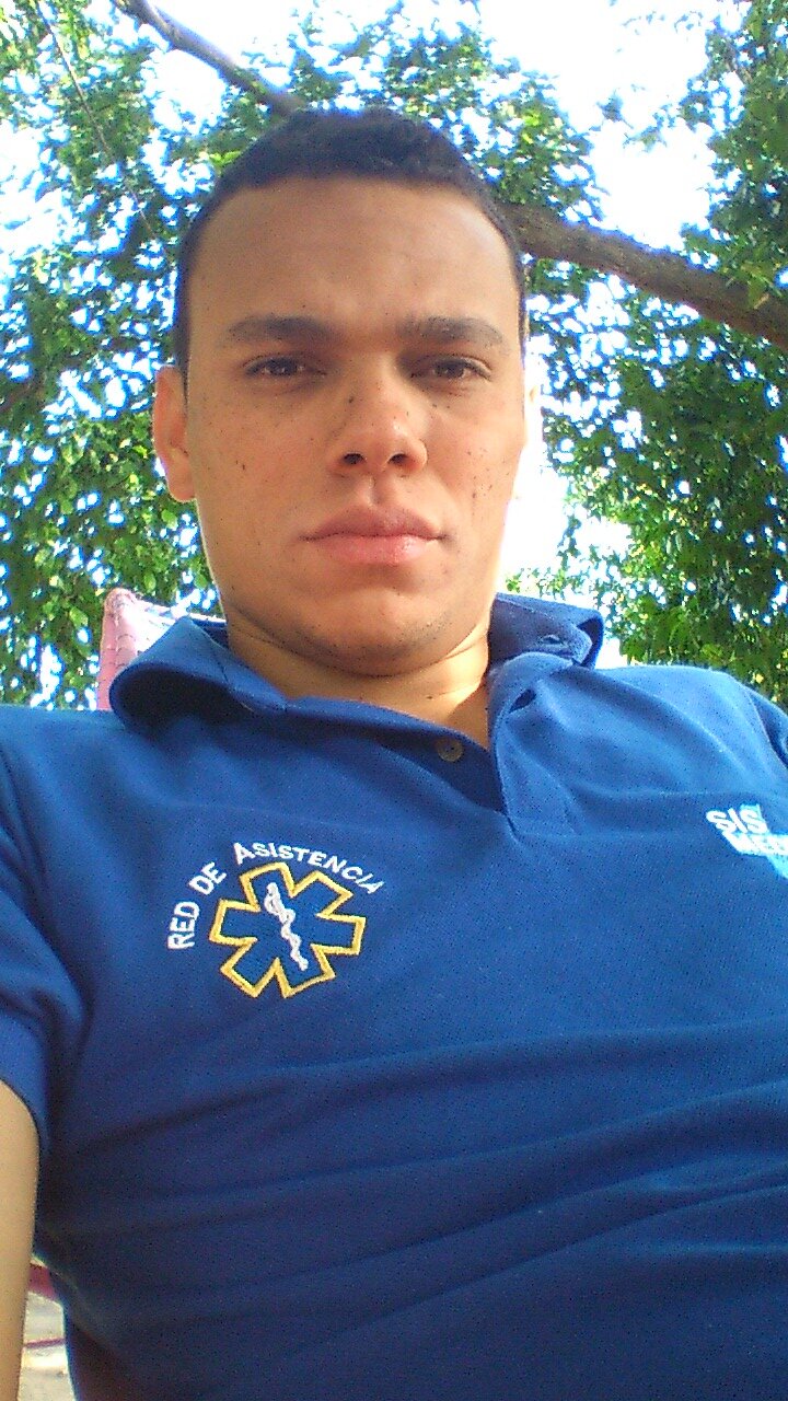Medico de la Universidad Libre de Barranquilla, Nací en Valledupar. Orgullosamente costeño, Hincha del Junior de Barranquilla, diomedista y peteresta.