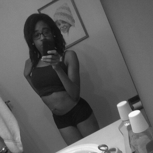 Aye I'm a cool chick I love to sing and be myself .. I never copy nobody