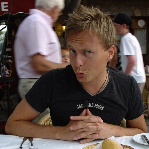Musician (Vocals, Bass & Guitar) and Logic Pro Engineer in Uppsala, Sweden.