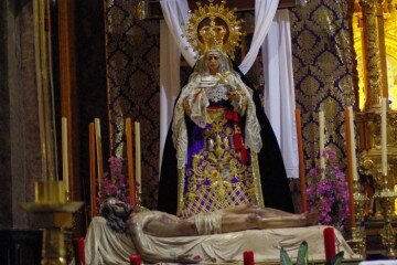 Pontificia y Real Cofradía del Santísimo Cristo Yacente y Sierbos de Nuestra Señora de la Soledad. Basílica Menor de San Ildefonso, Jaén.