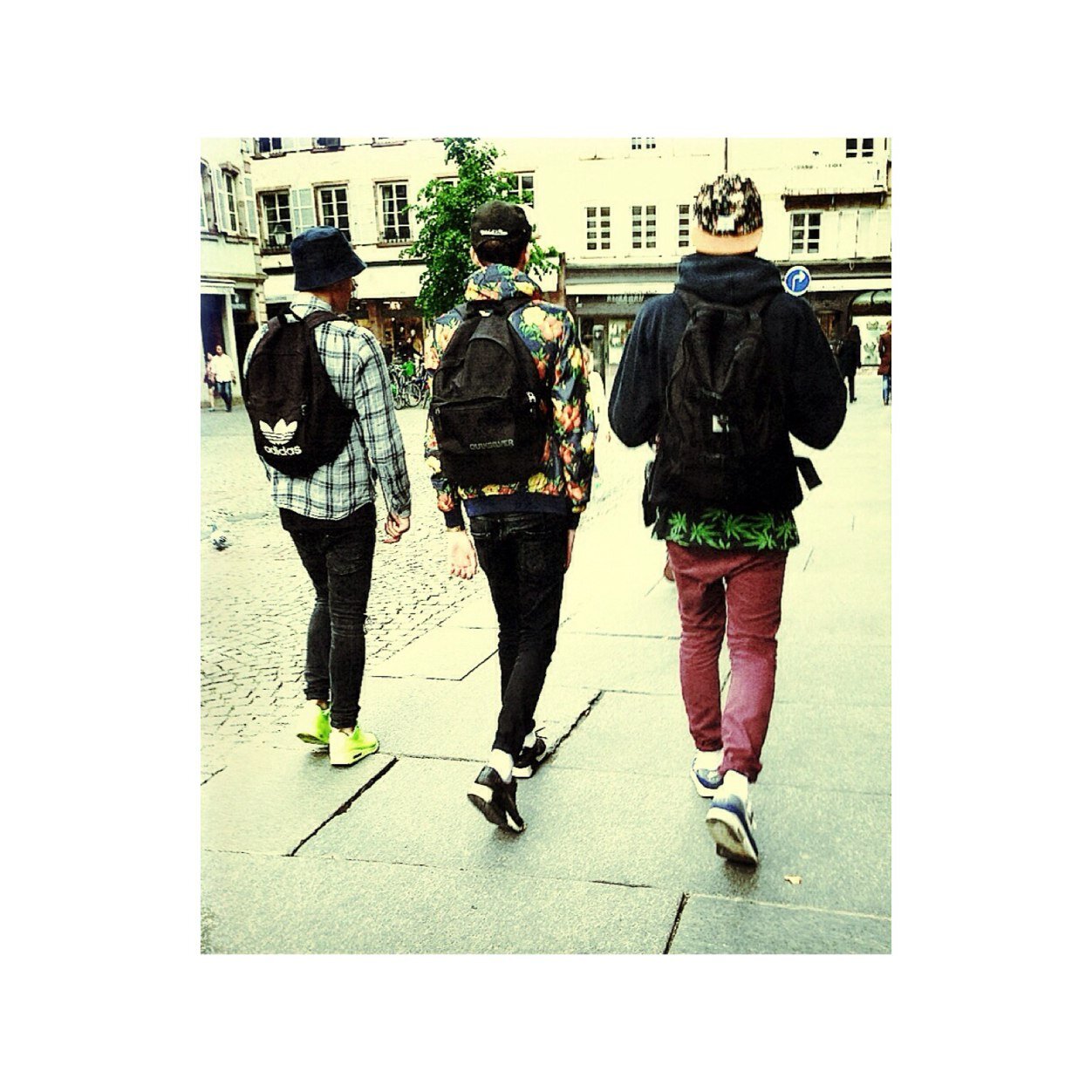 On parle de sappe pendant qu'on consomme drogue et alcool et qu'on entrevoit le futur. IG : NinetyBoyz