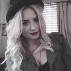 follow @electraIovato please, it'd mean a lot. just ask for a fback!
