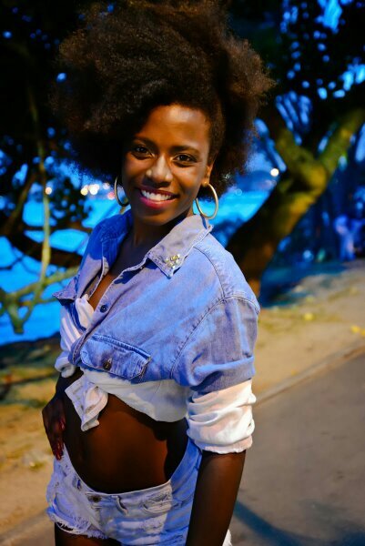 Contabilista, leonina, negra, cabelo black, passista! 
É da favela
 (...)Será Utopia ou realidade 
Querer estar com alguém 
Que se ame assim(...)