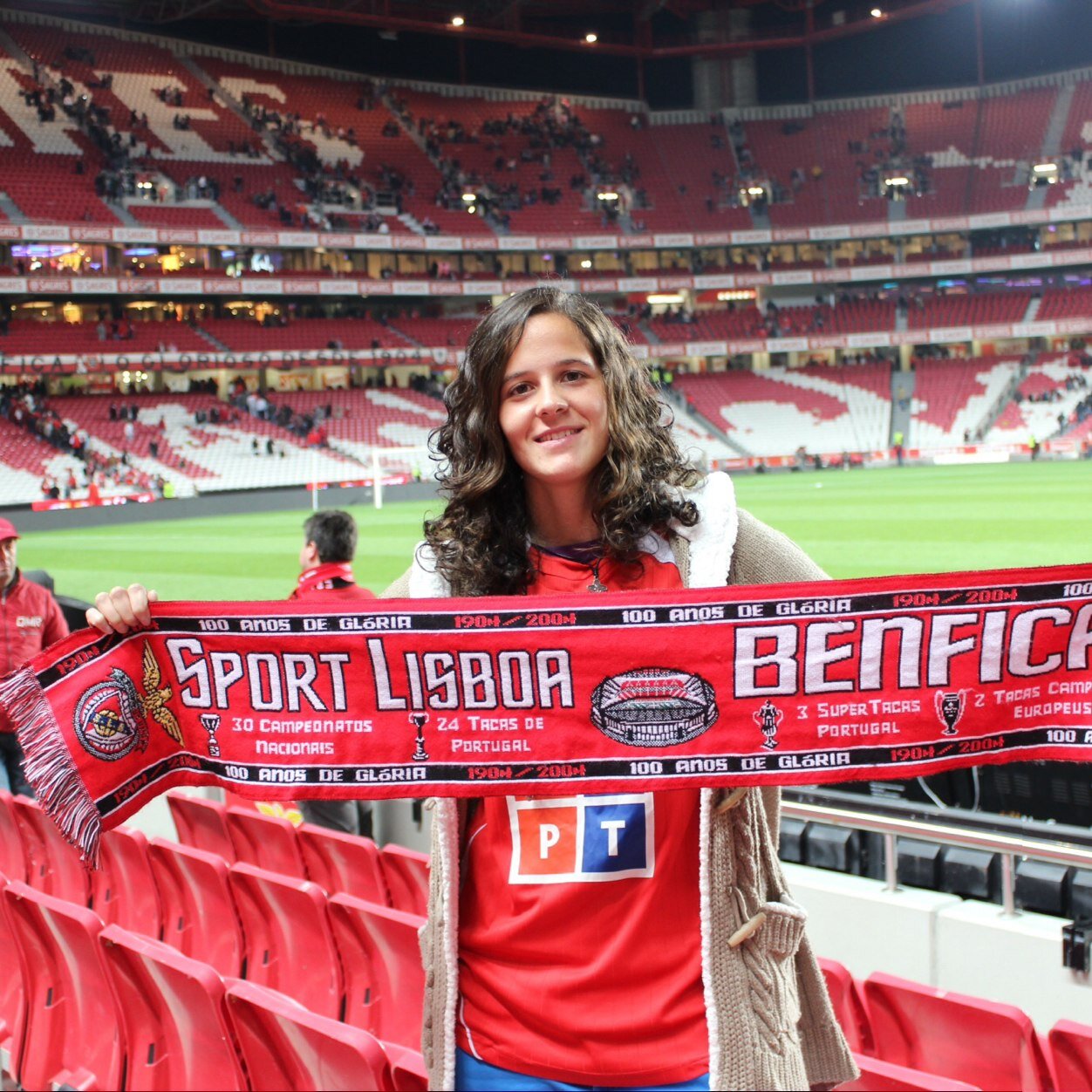 Estudiante de Magisterio de Primaria en la Complutense. Socorrista y Tafadera. Adicta al deporte, al Real Madrid y a mi BENFICA!!!