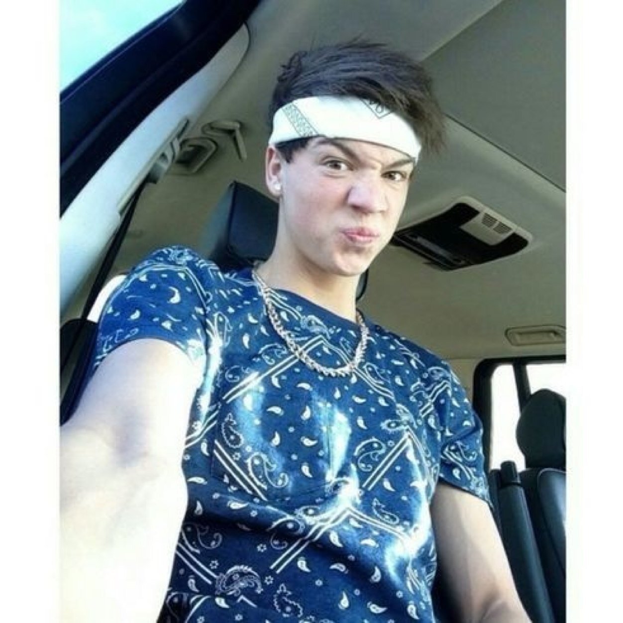 You just earned a free follow congratsss  now follow @caseylynn1115 and tell her i sent ya (: