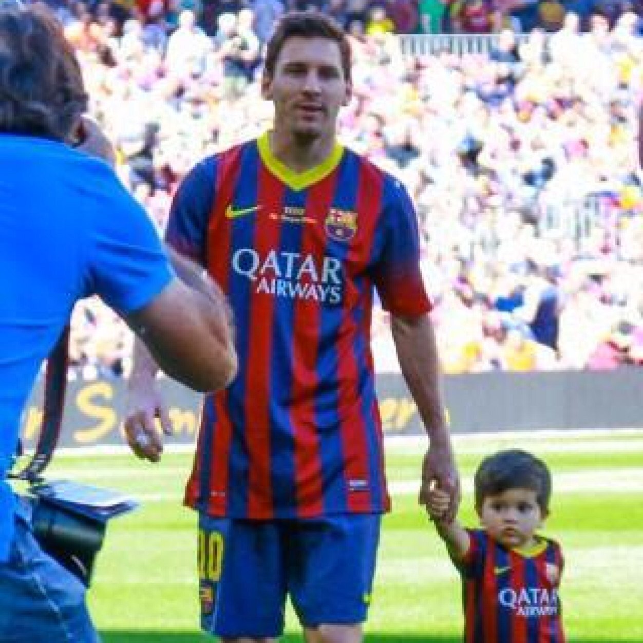 Hey people! I am a fifa 14 ios player!
Follow me :)