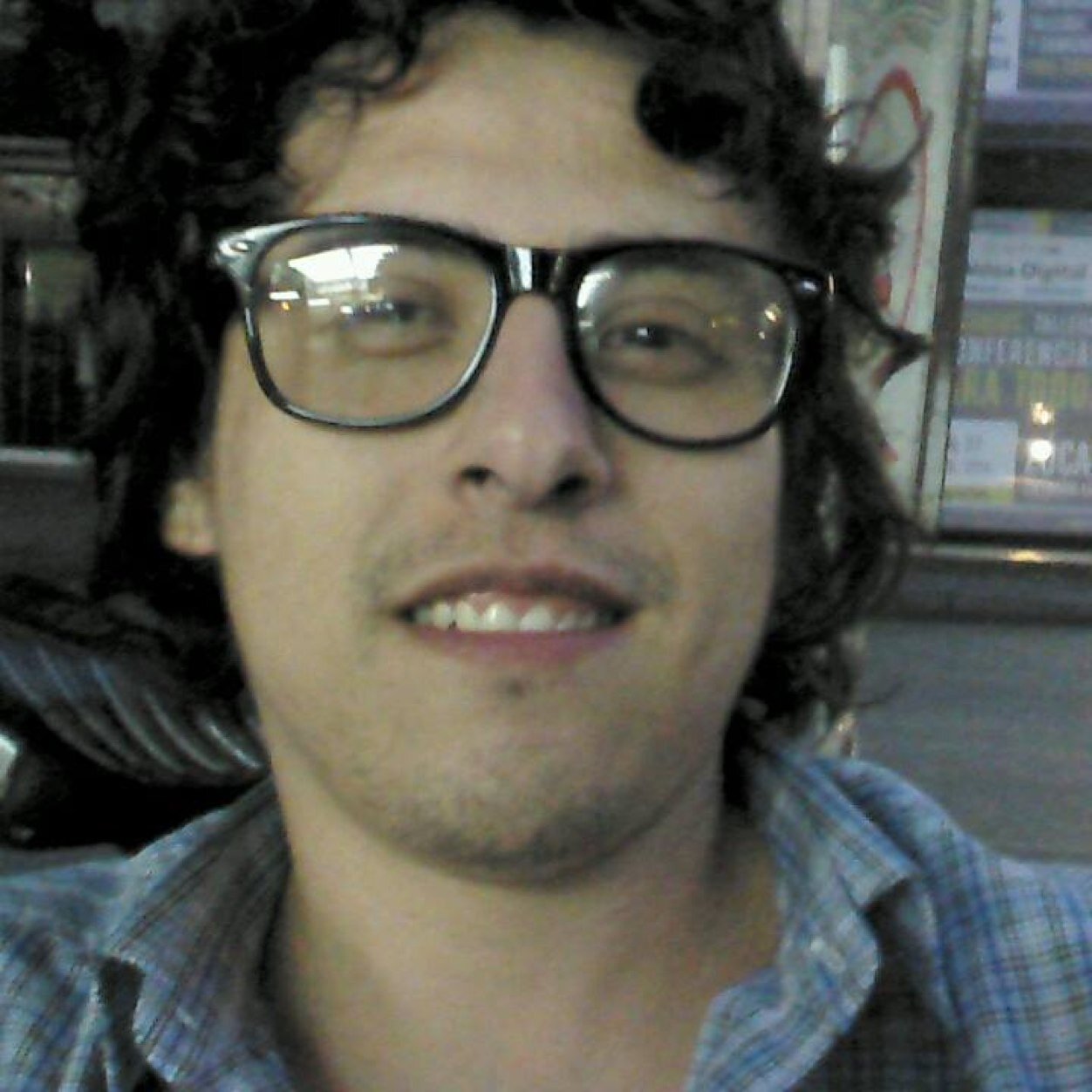 Soy un lector casero que busca experiencias literarias, para enriquecer mi intelecto y mi biblioteca.