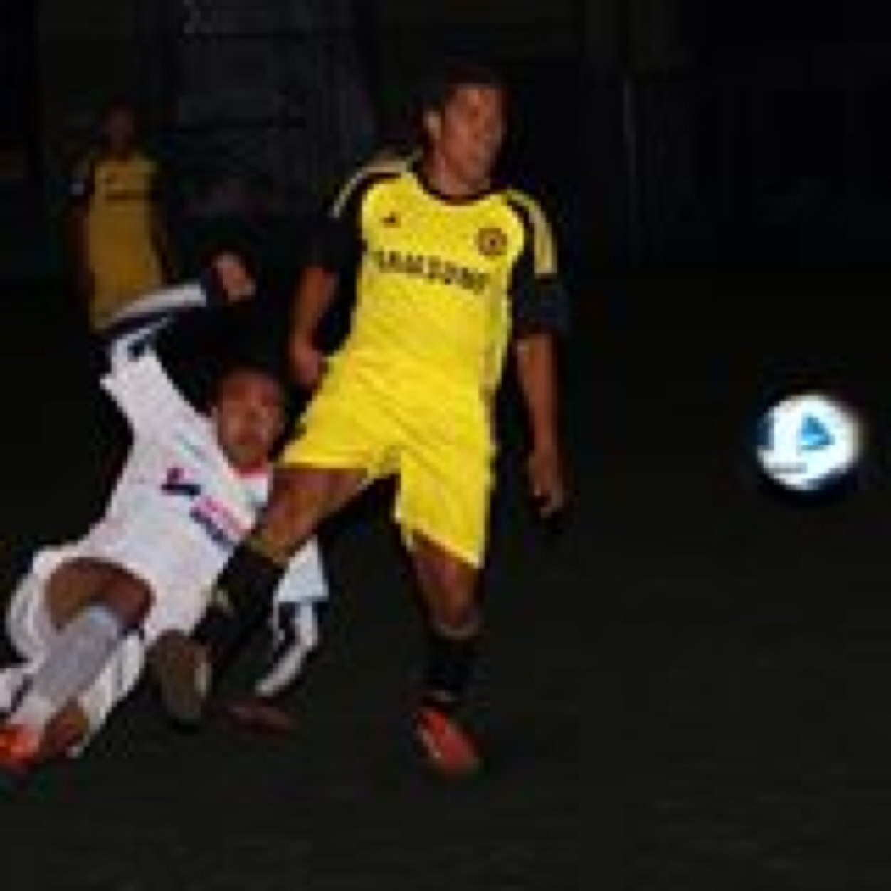 Amo el Futbol, me gusta la música ♪♫ y los videojuegos (en especial FIFA).... pero me gusta mas pasarme la bien con mis amigos ;)
