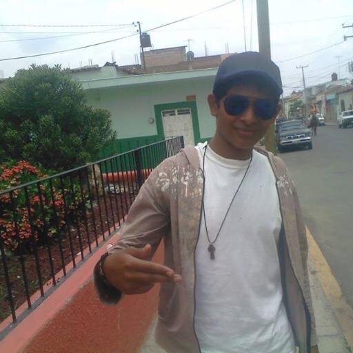 Soy una persona religiosa, estudiosa, inteligente, y algo callejera, me gusta la música, toco la guitarra