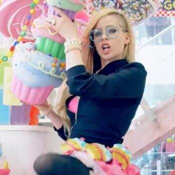Sim ,  sou fã da Avril Ramona Lavigne , Nascida dia 27 de setembro , que canta smile , hello kitty , let me go , what the hell , girlfriend e outras.