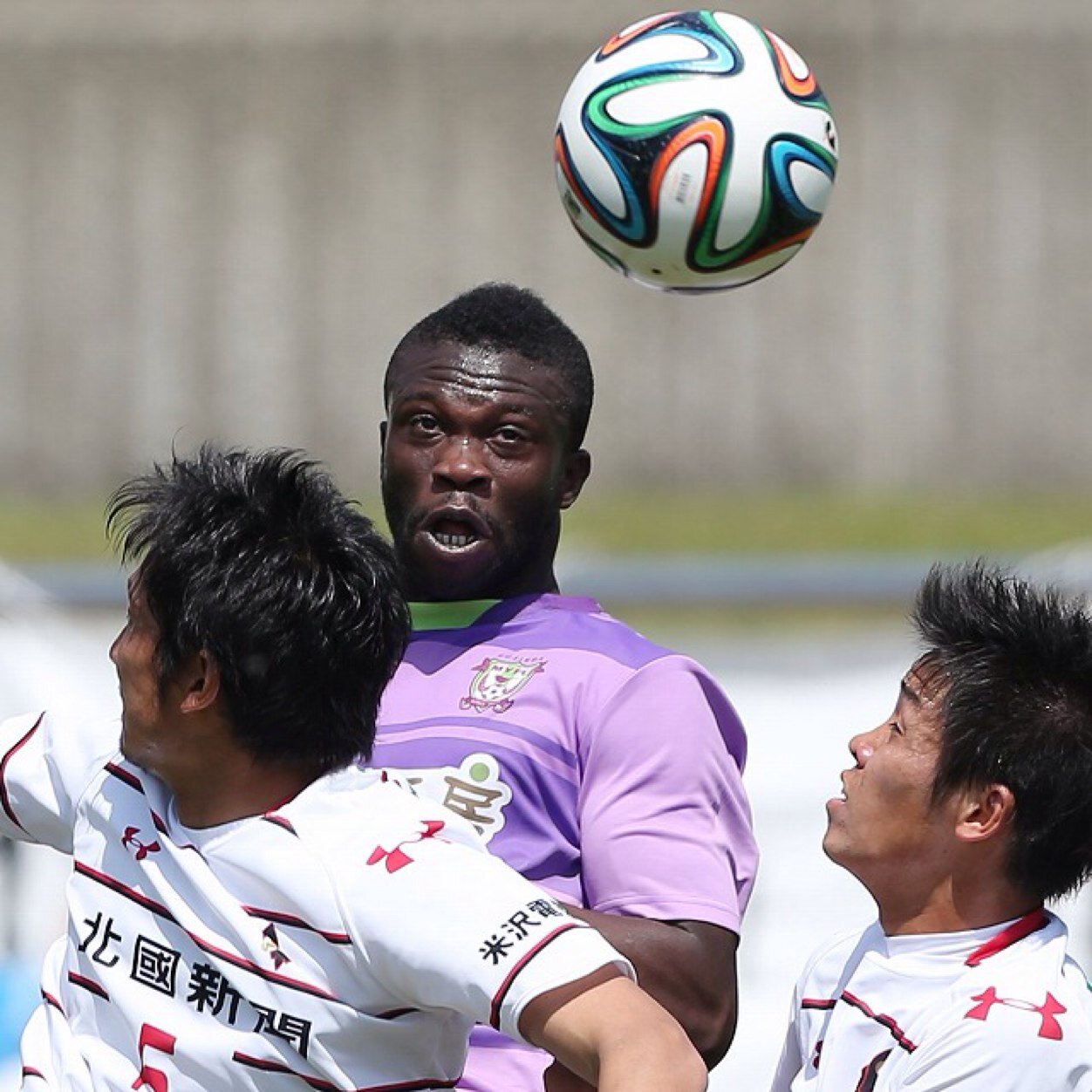 (公式)Jリーグディビジョン3の藤枝MYFCに所属するプロサッカー選手。 ガーナ出身のイタリア国籍。持ち味は強靭なフィジカルと鉄壁な守備とセットプレーから得点。 (ヴェローナ→インテル→藤枝→岐阜→藤枝.) J3最下位を脱出すべく救世主として戻って来たよ。藤枝をJ1へ導くために全力を尽くすよ。みんな応援宜しくね!!