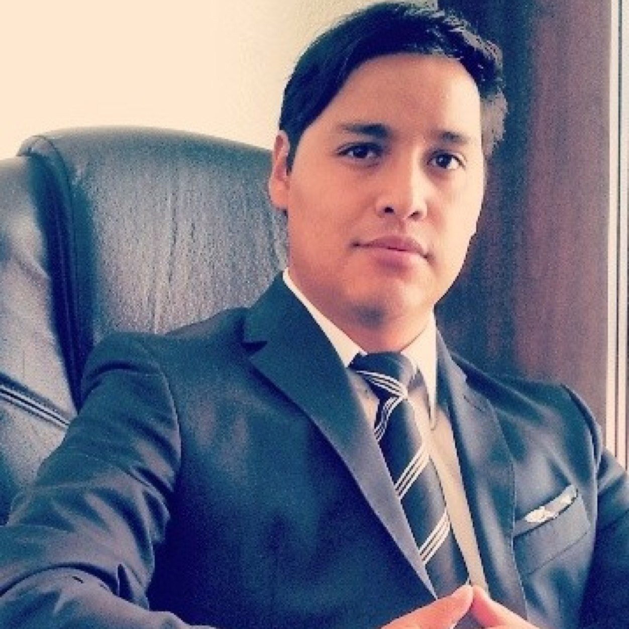 Lic. en Derecho, Ser Humano por excelencia creyente y perseguidor de la justicia, confío en la gente y en mi país, el poder reside en el pueblo! devuélvanlo!!