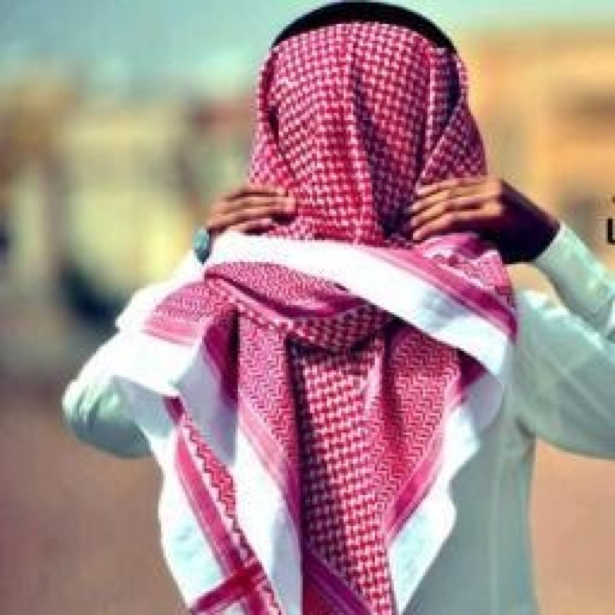 ليســَ بالضرورةِ مآ اگتبـہُ هنا يعكســُ حياتي الشخصية .. ومآ اگتبـہُ إما يكون بقلميــ أو اعجبنيــ ..❤️