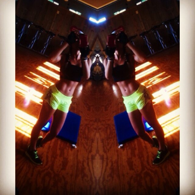 You only live once, but if you do it right, once is enough. Instagram: vanessawardenf