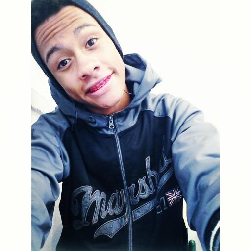- ,, além do meu esttilo eu trago marra no olhar  ♪