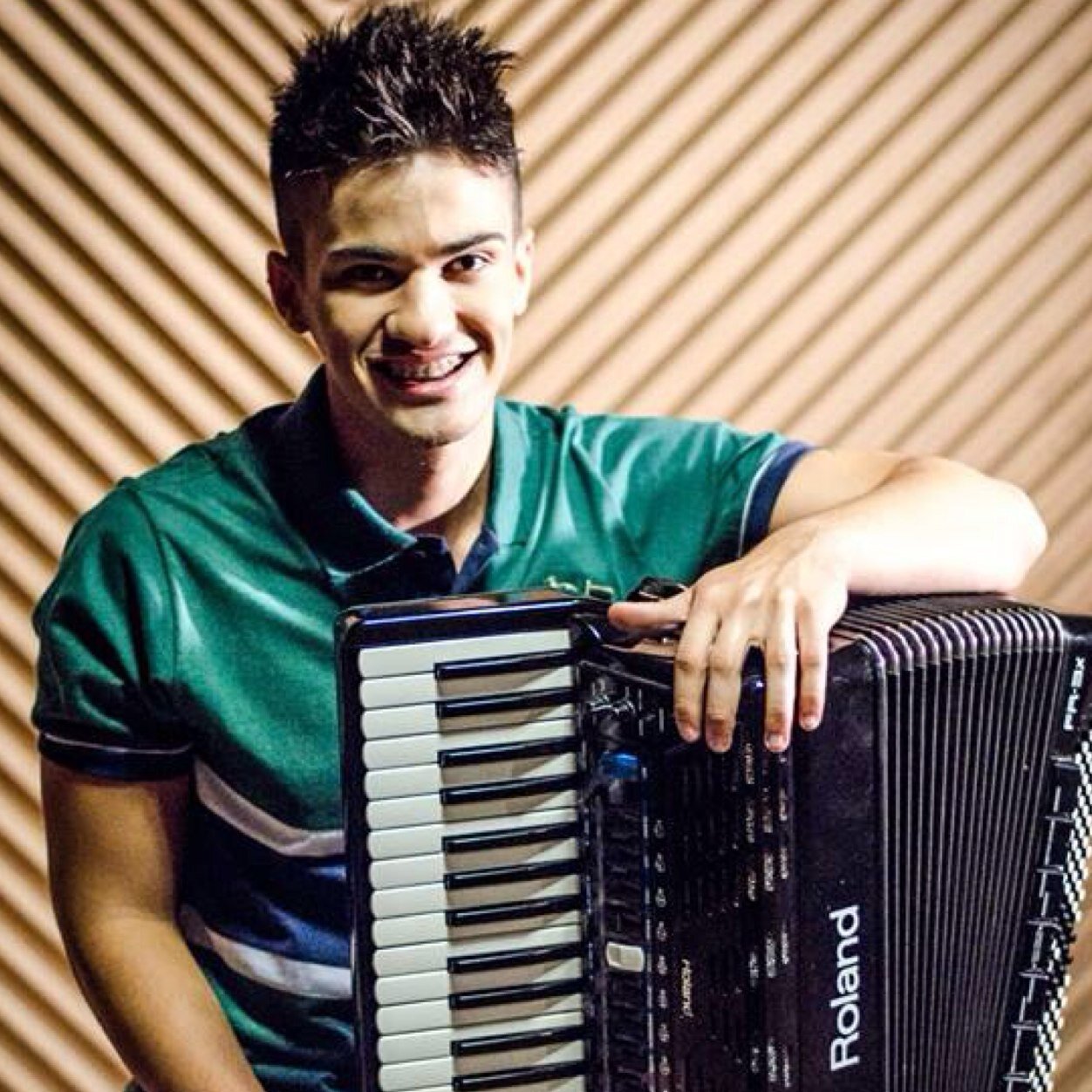 Cantor,Compositor e Músico.Apenas correndo atraz de um sonho!
http://t.co/fc7tmFTd