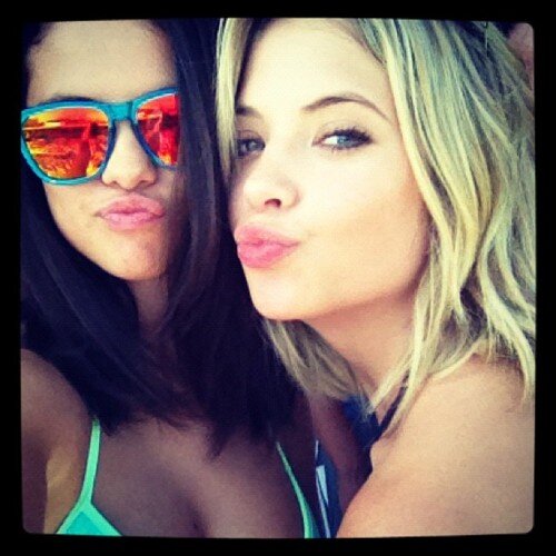 I kinda just wanna kiss you.