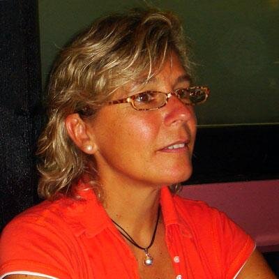 Vivo rodeada de grandes personas, perros y libros.
En mi blog: Diario de mis lecturas, encontrarás #reseñas de #libros
