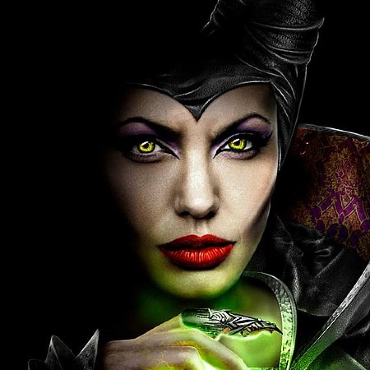 Hello fools! It is I, Maleficent. The Mistress of all Evil! Im here to make your lives miserable. #DisneyRP #Multiverse #R18+ #Single Diavial; my beloved pet.