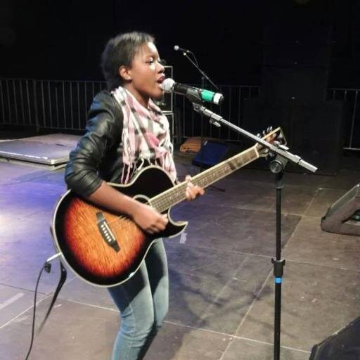 sou baterista, recentemente aprendi a tocar violão, eu escolhi a servir ao Rei dos Reis que minha vida venha ser um testemunho vivo