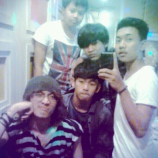 JakLoks's profile picture. Moslem.. Bass Player of GLAMS.. Hmm.. Life.. Journey and Happiness.. | Prince of @dianaPrwnt :)