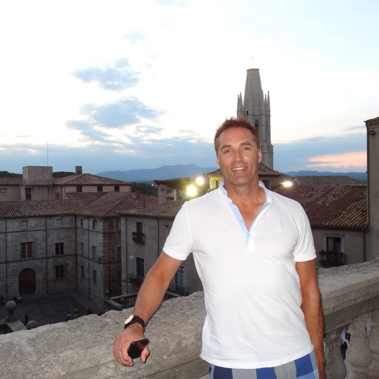 Health/Fitness expert embracing grandeur of empowering people to live their best, healthiest lives,wine aficionado, road rider, Celtic fan, proud dad proud Scot