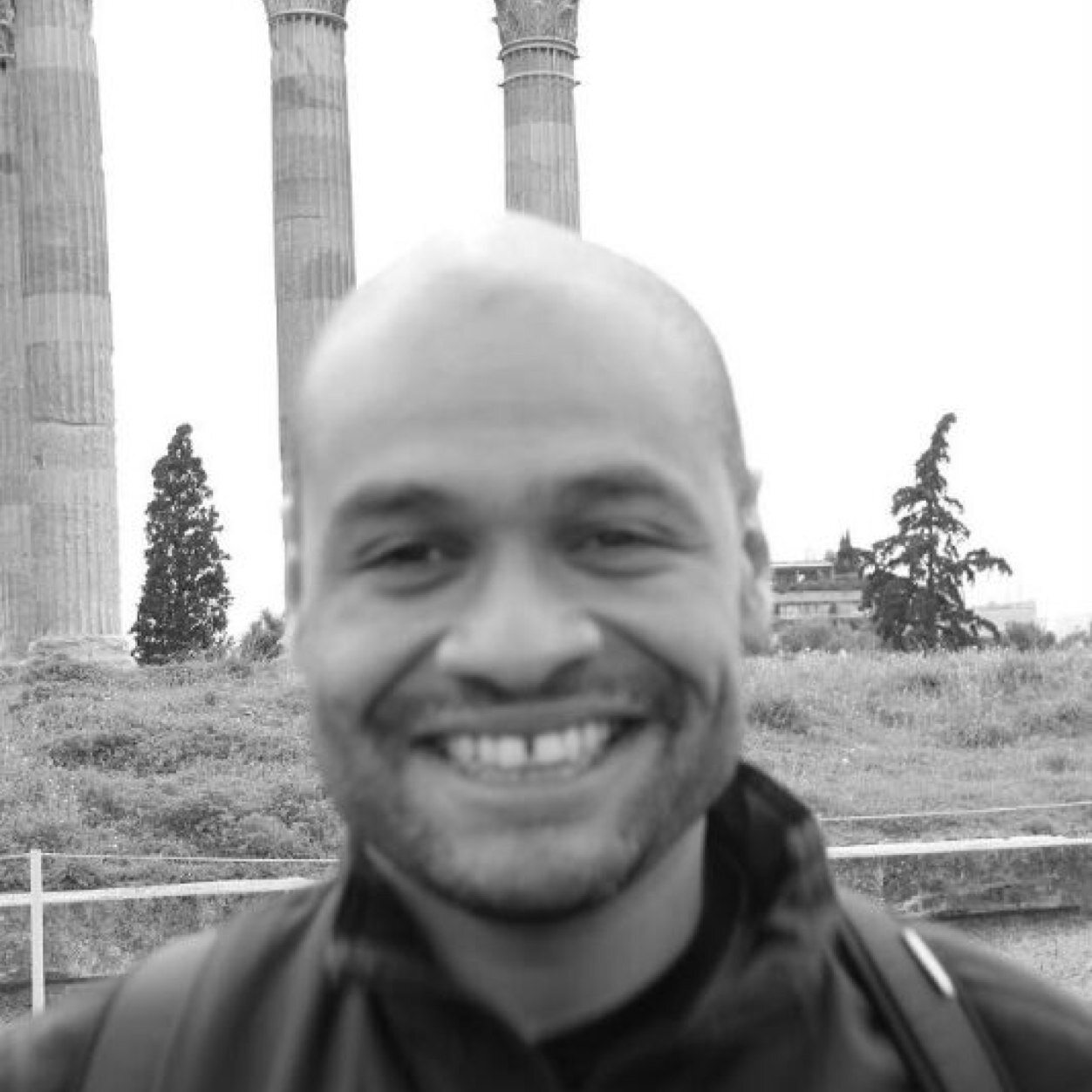 Aventuro-me na escrita de vez em quando. Jogo futebol americano pelo Minas Locomotiva, basquete pelos Basqueteiros do CEU e futebol de salão pelo Foda-SI.