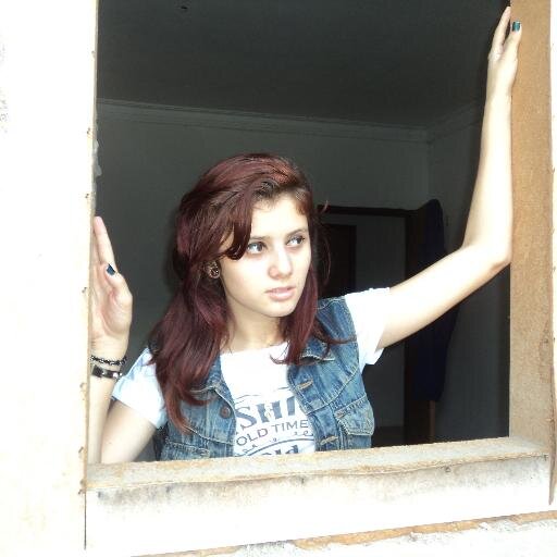 Uma garota comum de 15 anos, cheia de ideias, curto rock, feminista, sensível, ansiosa.