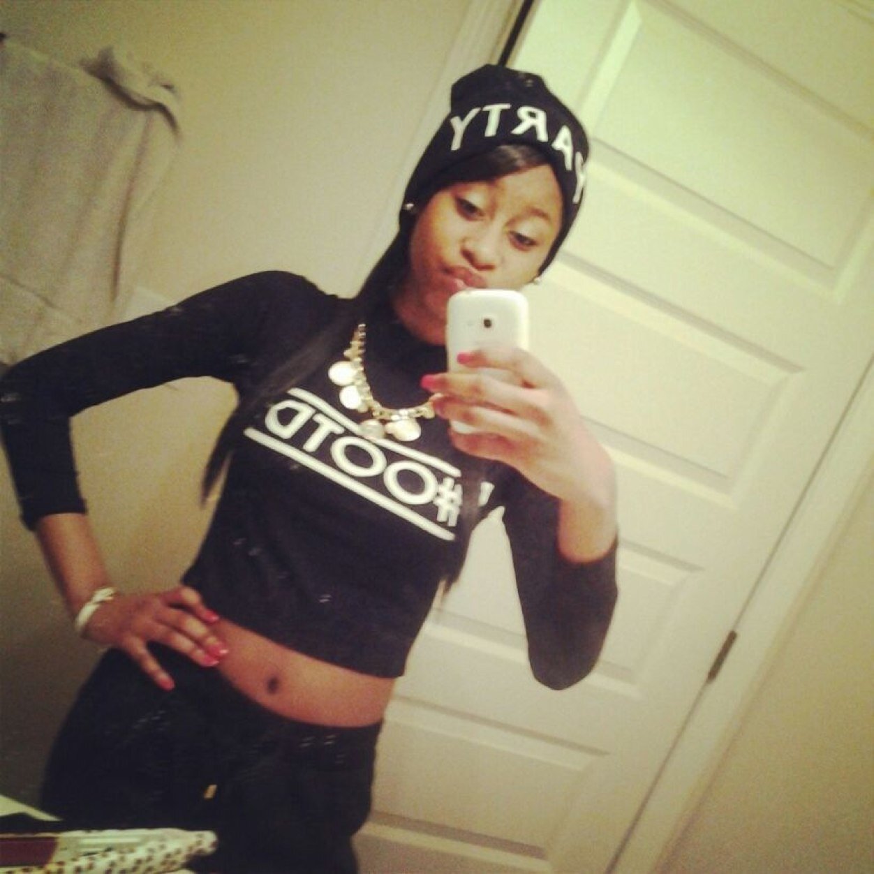 I'm a HOOPER .. I'm popular I'm a baddie so guess wat GET AT ME