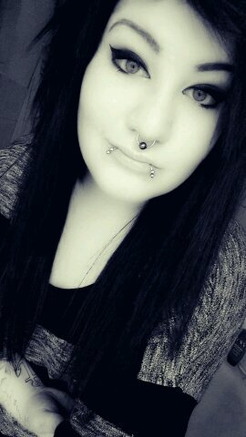 Liz ♥ 19 ♥ German ♥ pierced and tattooed ♥
Loves - drawing, laughing, music, and animals ♥