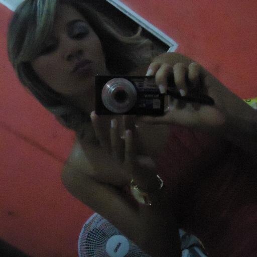 Sorrindo, longe de tudo, cheia de luz.