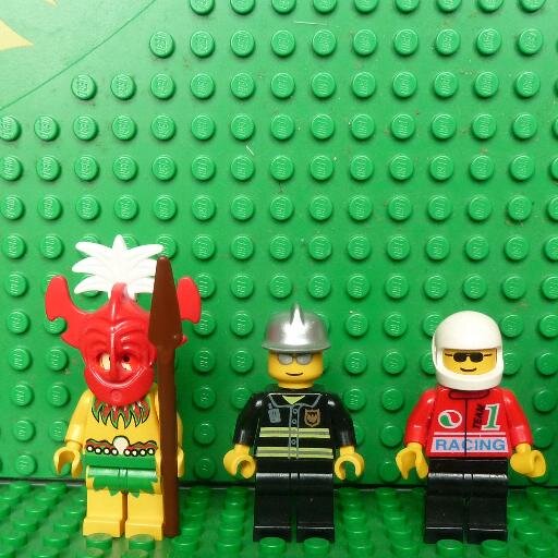 3 garçons et leur papa fans de lego : http://t.co/J52PqxVFeY