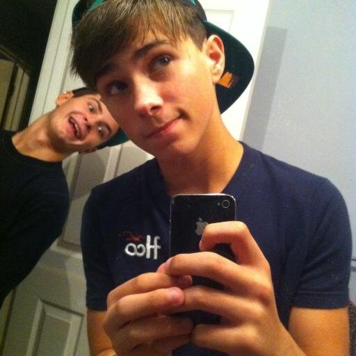17,5 Follow me i follow you back:)    @Foteineli  Pliz follow me! .#photografer #singer  .Wes  Buckles my idoll .