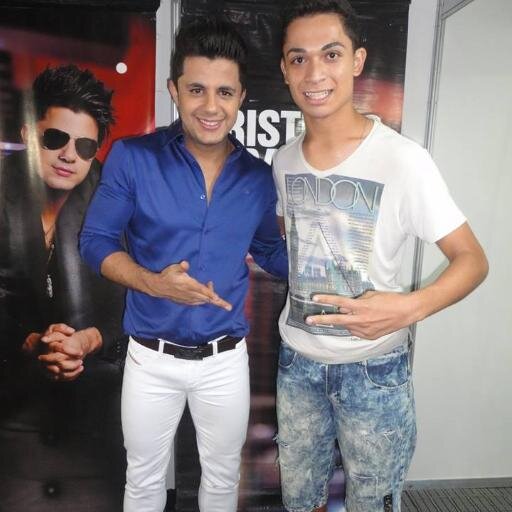 Um garoto loucamente Apaixonado pelo @CrisEfeitos , O Homem que causo efeitos em minha vida nos dias 12/02/2013 e 04/03/2014
ETERNO BEBÊ DO MCDUDUZINHO