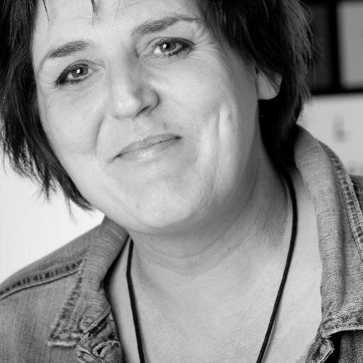 blogger, interieurstylist, moeder, vrouw, juf en creatief denker... geeft graag workshops, kleuradvies voor thuis of op  werk en bedenker van het Woonschrift...