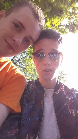 18-jarige jongen die tweet met spelfouten.