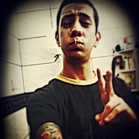 16 anos, santista, estudo na porra do lobo neto, leonino *-*, e só isso que você pode saber!